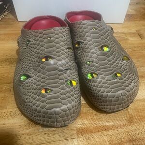 ESENES WORLDWIDE
ESENES worldwide eyeball mules snake size 12 Clogs